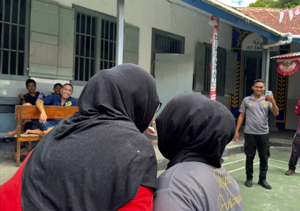 Semarak HUT RI ke-81, Peserta Magang dan DWP Lapas Bandanaira Adu Seru Lomba Estafet Tepung
