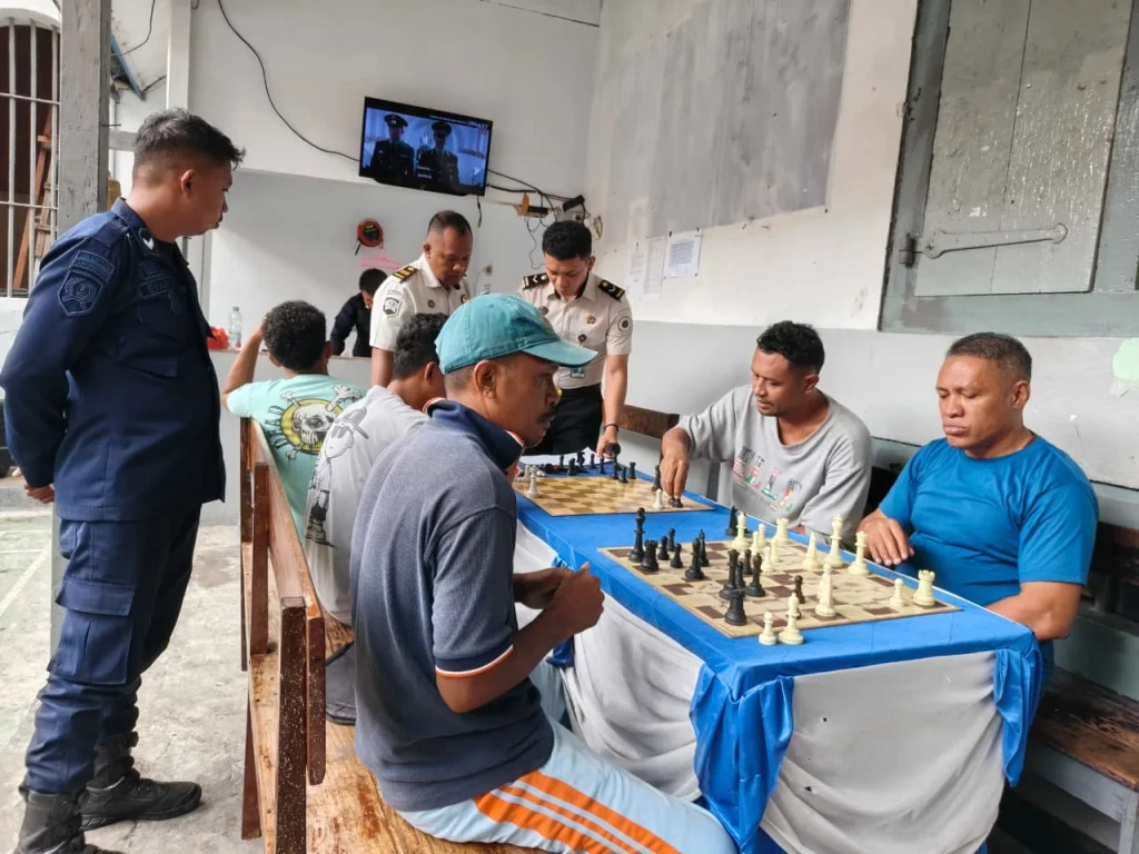 Petugas dan Warga Binaan Lapas Bandanaira Adu Strategi Lewat Lomba Catur