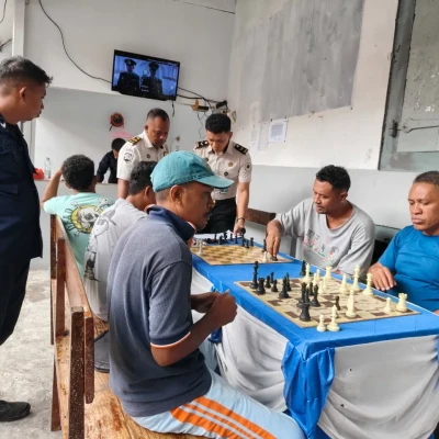 Petugas dan Warga Binaan Lapas Bandanaira Adu Strategi Lewat Lomba Catur