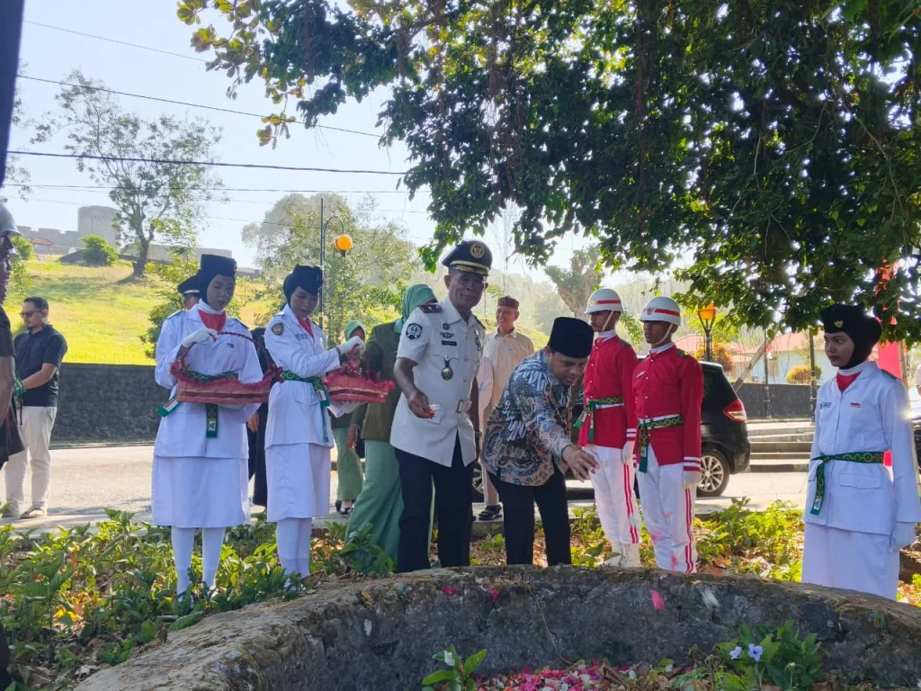 Jelang HUT ke-81 RI, Kalapas Bandanaira dan Forkopimcam Banda Laksanakan Tabur Bunga di Makam Tokoh Nasional