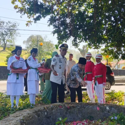 Jelang HUT ke-81 RI, Kalapas Bandanaira dan Forkopimcam Banda Laksanakan Tabur Bunga di Makam Tokoh Nasional