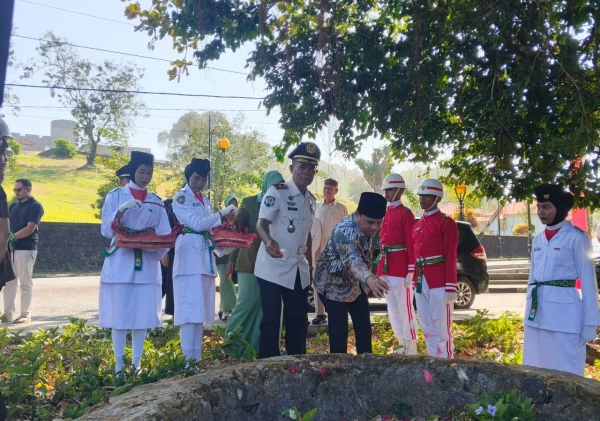 Jelang HUT ke-81 RI, Kalapas Bandanaira dan Forkopimcam Banda Laksanakan Tabur Bunga di Makam Tokoh Nasional