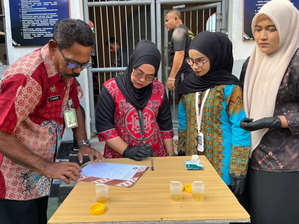Deteksi Dini Penyalahgunaan Narkoba, Lapas Bandanaira Tes Urine Acak Petugas dan Warga Binaan