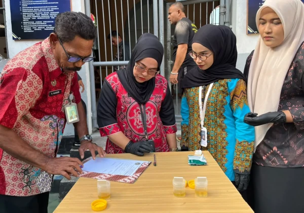 Deteksi Dini Penyalahgunaan Narkoba, Lapas Bandanaira Tes Urine Acak Petugas dan Warga Binaan