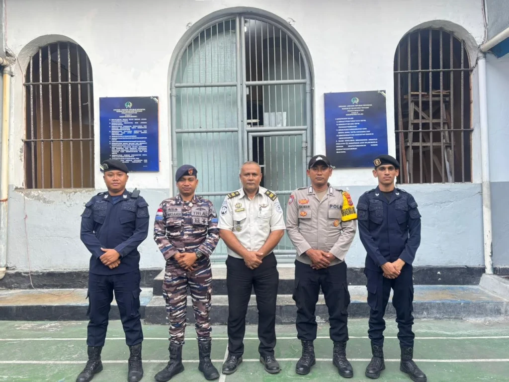 Perkuat Sinergi Pengamanan, Lapas Bandanaira Patroli Sambang Bersama Polsek dan Posal Banda