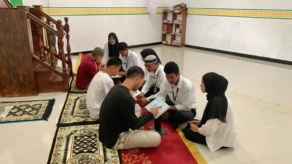 Peserta Magang di Lapas Bandanaira Dampingi Warga Binaan Perdalam Al-Qur'an