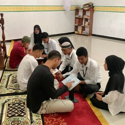 Peserta Magang di Lapas Bandanaira Dampingi Warga Binaan Perdalam Al-Qur'an