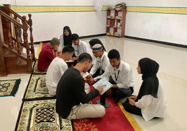 Peserta Magang di Lapas Bandanaira Dampingi Warga Binaan Perdalam Al-Qur'an
