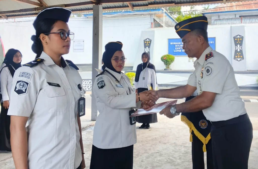 Penyematan Kenaikan Pangkat, Lapas Bandanaira Dorong Profesionalisme dan Kinerja Petugas
