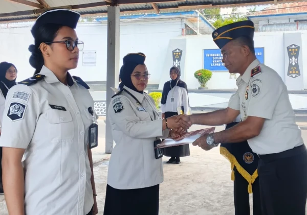 Penyematan Kenaikan Pangkat, Lapas Bandanaira Dorong Profesionalisme dan Kinerja Petugas