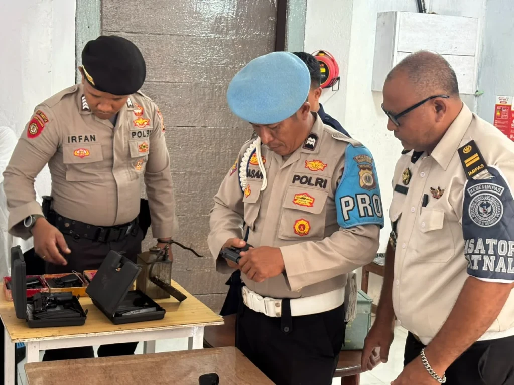 Pastikan Kesiapsiagaan Pengamanan, Lapas Bandanaira Cek dan Rawat Senpi Bersama Polsek Banda