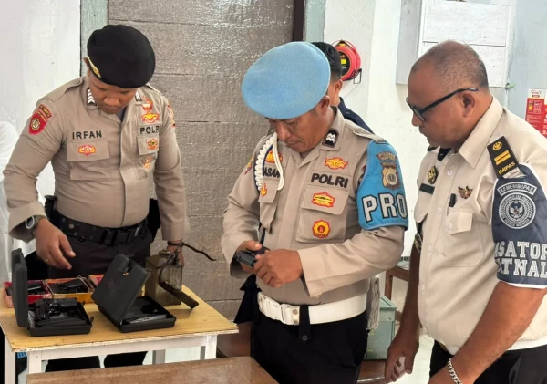 Pastikan Kesiapsiagaan Pengamanan, Lapas Bandanaira Cek dan Rawat Senpi Bersama Polsek Banda