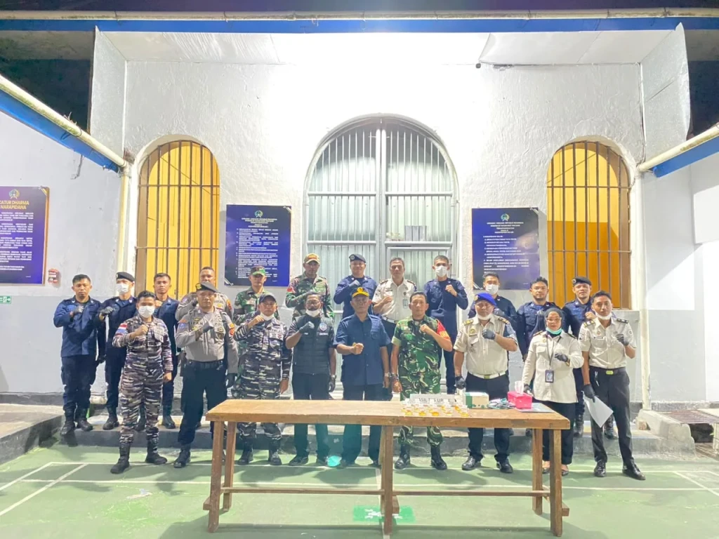 Berantas Halinar, Lapas Bandanaira Gelar Razia dan Tes Urine Bersama TNI-Polri
