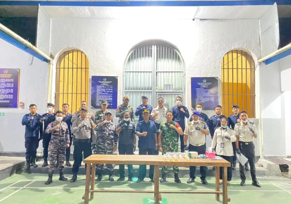 Berantas Halinar, Lapas Bandanaira Gelar Razia dan Tes Urine Bersama TNI-Polri