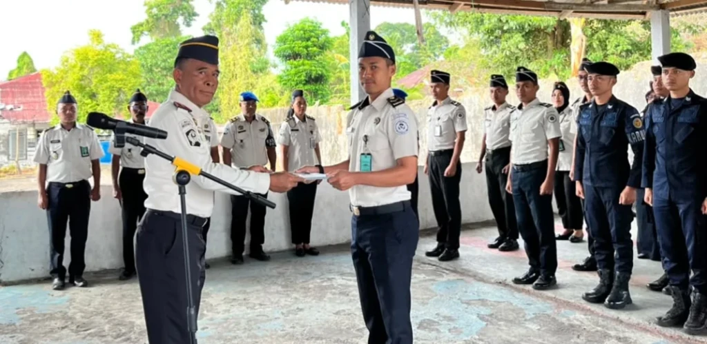 Apresiasi Kinerja, Lapas Bandanaira Berikan Penghargaan Pegawai Teladan