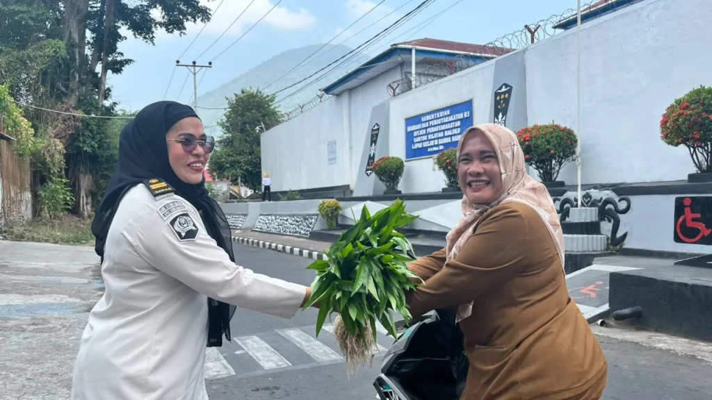 Tabur Manfaat, Lapas Bandanaira Bagikan 120 Ikat Kangkung Hasil Panen kepada Masyarakat
