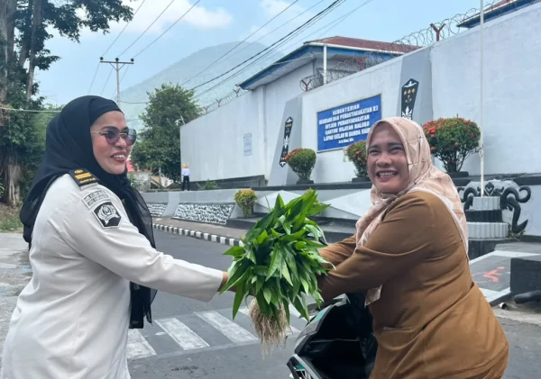 Tabur Manfaat, Lapas Bandanaira Bagikan 120 Ikat Kangkung Hasil Panen kepada Masyarakat