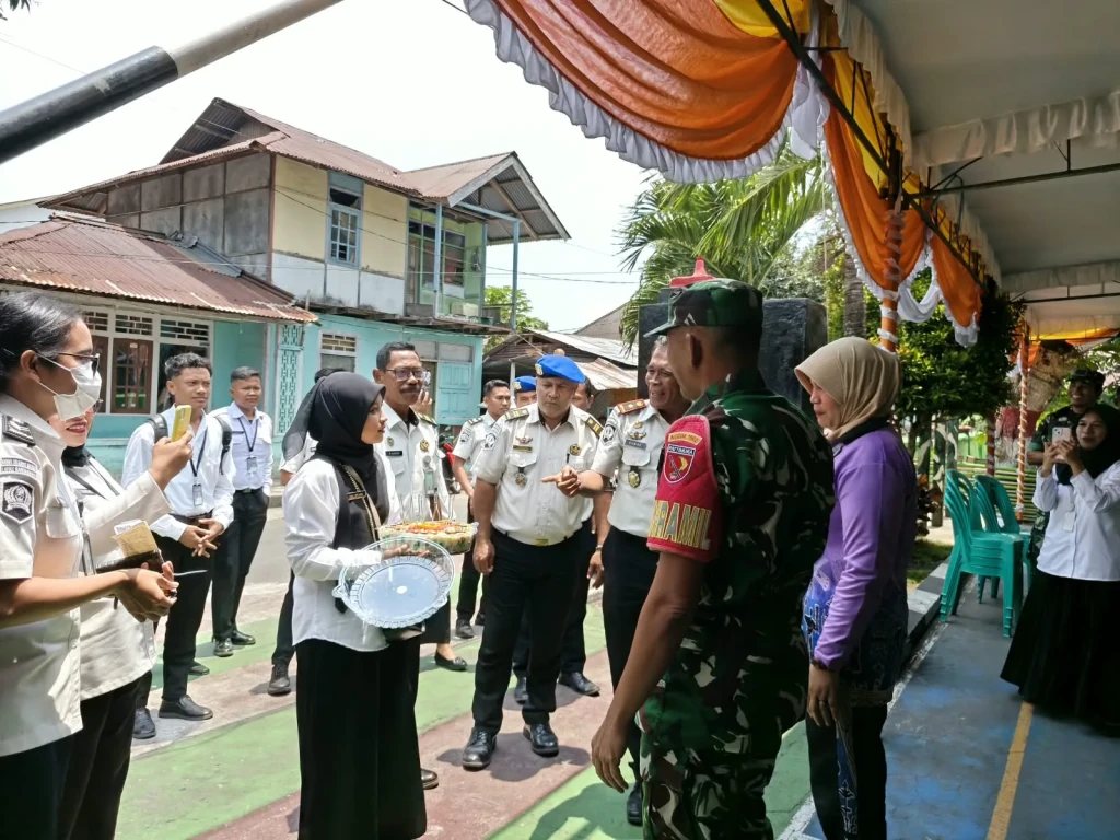 Momen Hangat HUT TNI ke-81, Lapas Bandanaira Bikin Kejutan untuk Jajaran Koramil 1502-01/Banda