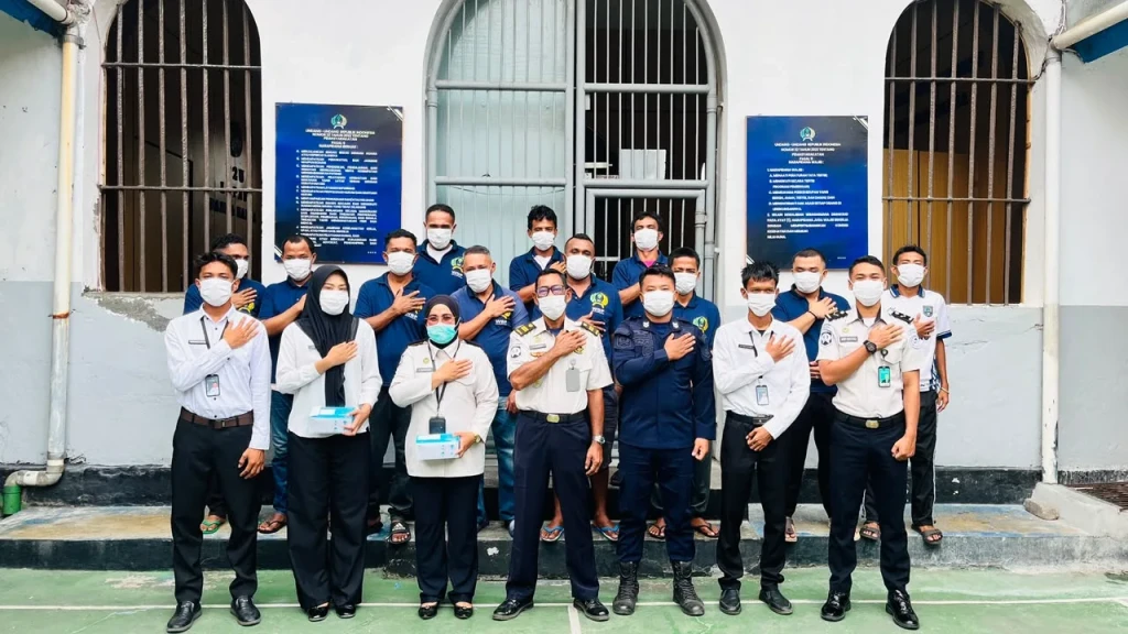Hadapi Kabut Asap, Lapas Bandanaira Bagikan Masker kepada Warga Binaan