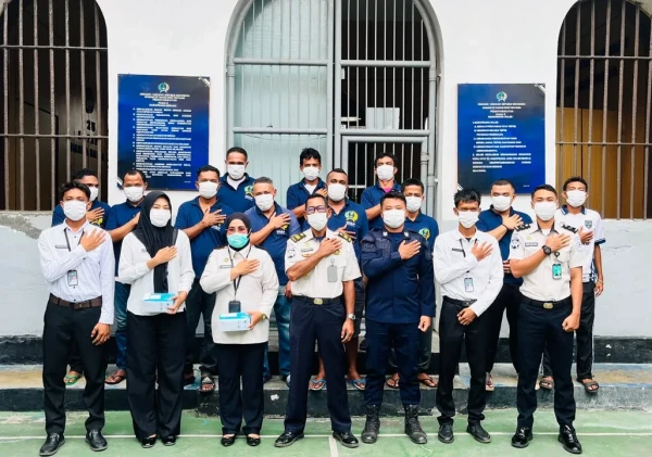 Hadapi Kabut Asap, Lapas Bandanaira Bagikan Masker kepada Warga Binaan
