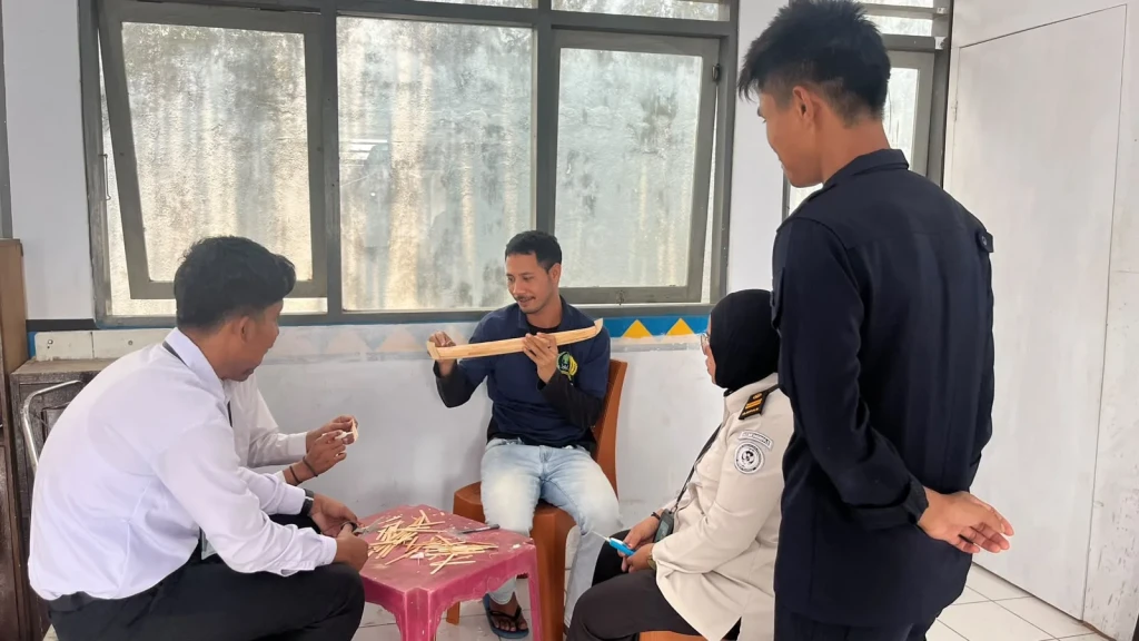 Lestarikan Budaya Lokal, Lapas Bandanaira Latih Warga Binaan Buat Miniatur Belang