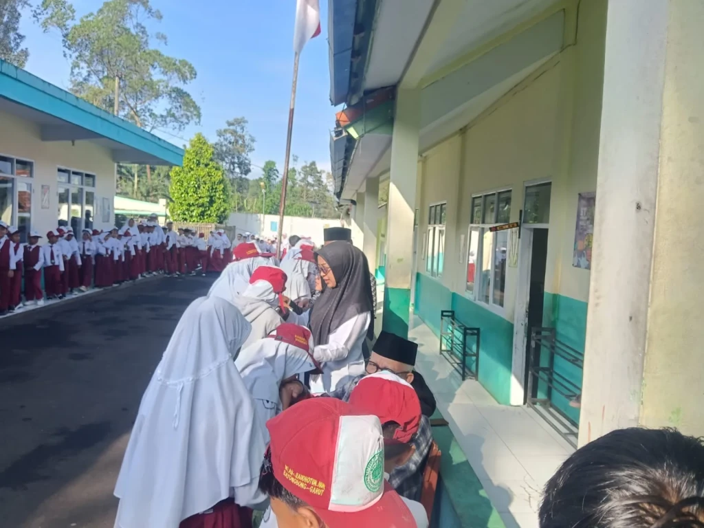 MIS AR-Raudhotun Nur Gelar Halal Bihalal Penuh Hikmat dan Edukasi Akhlak