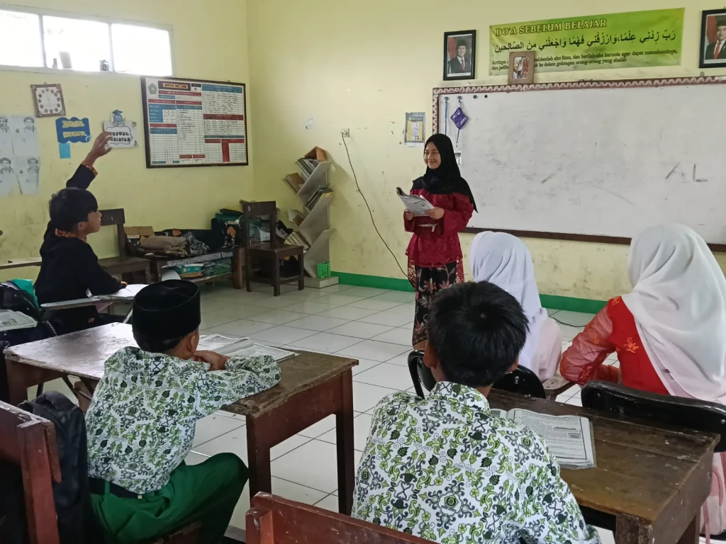 Semangat Kartini Menyala di MIS AR-RAUDHOTUN NUR Lewat Aksi Siswa Menjadi Guru Sehari