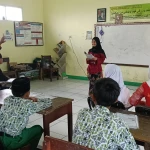 Semangat Kartini Menyala di MIS AR-RAUDHOTUN NUR Lewat Aksi Siswa Menjadi Guru Sehari