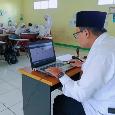 Guru Madrasah Kreatif! Insan Faisal Ibrahim Kembangkan Sistem Koreksi Otomatis Berbasis AI untuk AMBN