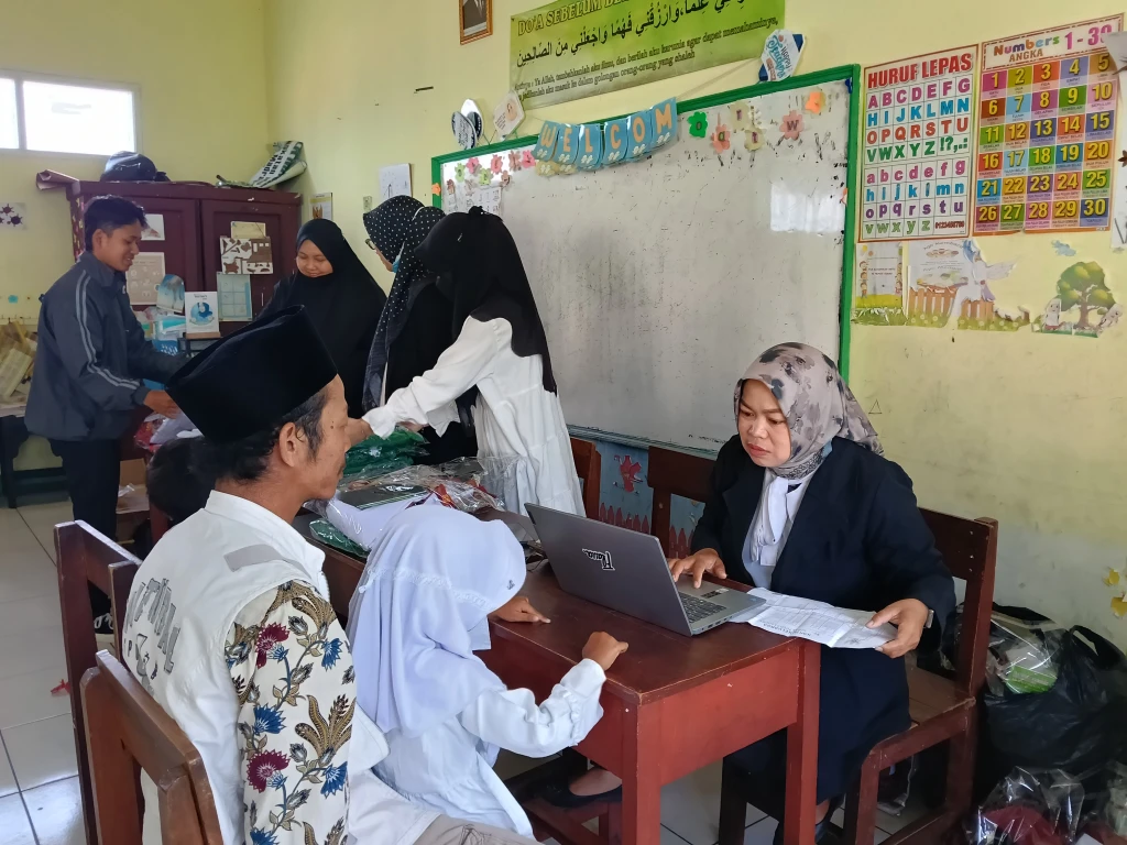 Semangat Orang Tua Sambut Tahun Pelajaran Baru, MIS AR-RAUDHOTUN NUR Gelar Daftar Ulang Peserta Didik Baru Kelas I