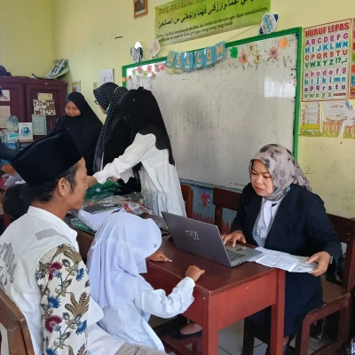 Semangat Orang Tua Sambut Tahun Pelajaran Baru, MIS AR-RAUDHOTUN NUR Gelar Daftar Ulang Peserta Didik Baru Kelas I
