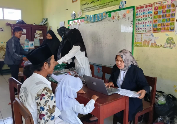 Semangat Orang Tua Sambut Tahun Pelajaran Baru, MIS AR-RAUDHOTUN NUR Gelar Daftar Ulang Peserta Didik Baru Kelas I