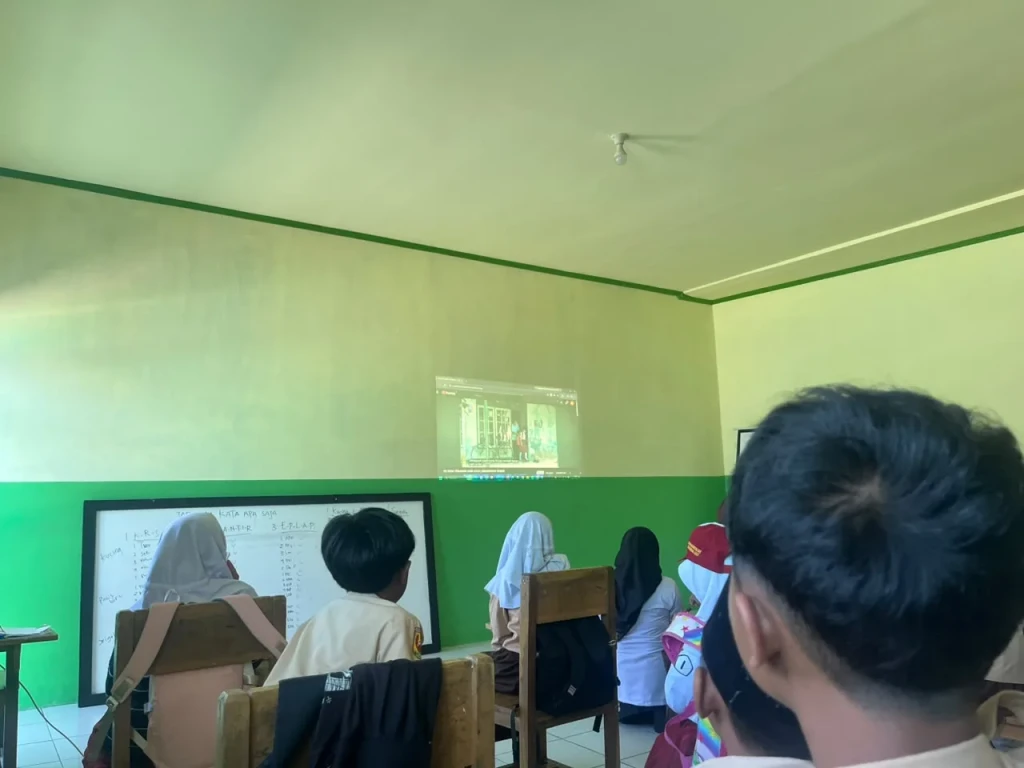 Semarak MATAMUDA Hari Ke-2 MTs. Plus Ar-Raudhotun Nur Bangun Kecerdasan Emosional Melalui Nonton Bareng Film Es Krim Terakhir dari Ayah