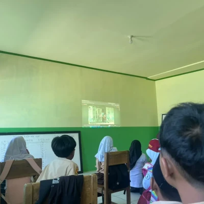 Semarak MATAMUDA Hari Ke-2 MTs. Plus Ar-Raudhotun Nur Bangun Kecerdasan Emosional Melalui Nonton Bareng Film Es Krim Terakhir dari Ayah