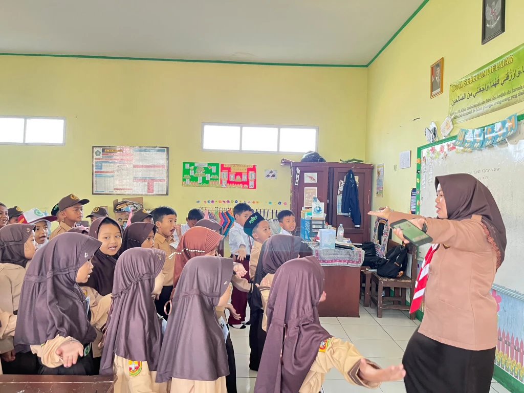 Kenalkan Nilai Kemandirian Sejak Dini, MIS AR-RAUDHOTUN NUR Perkenalkan Budaya Berpakaian Pramuka kepada Murid Baru Setiap Tanggal 14