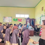 Kenalkan Nilai Kemandirian Sejak Dini, MIS AR-RAUDHOTUN NUR Perkenalkan Budaya Berpakaian Pramuka kepada Murid Baru Setiap Tanggal 14