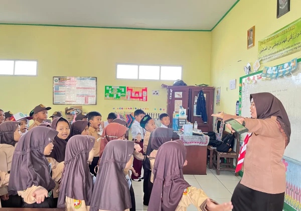 Kenalkan Nilai Kemandirian Sejak Dini, MIS AR-RAUDHOTUN NUR Perkenalkan Budaya Berpakaian Pramuka kepada Murid Baru Setiap Tanggal 14