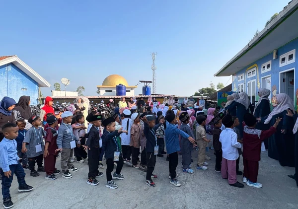Sambut Orang Tua dan Murid dengan Hangat, Guru-Guru RA Kampanyekan Gerakan Sambut Ceria pada MATAMURA