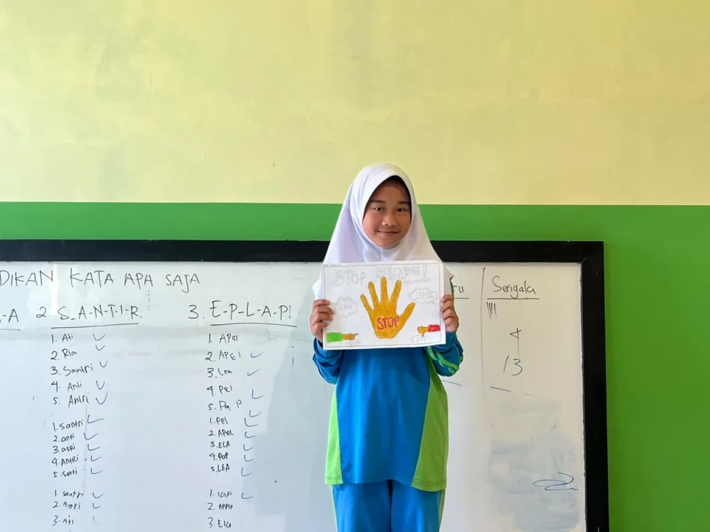 Semangat Peserta MATAMUDA MTs. Plus AR-RAUDHOTUN NUR Suarakan Anti Bullying Melalui Karya Poster