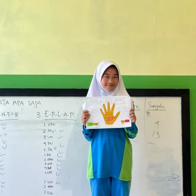 Semangat Peserta MATAMUDA MTs. Plus AR-RAUDHOTUN NUR Suarakan Anti Bullying Melalui Karya Poster