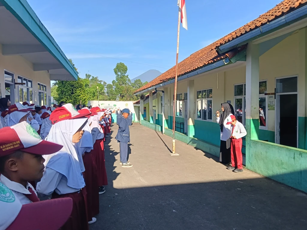 Kolaborasi Lintas Jenjang, Siswa MI dan MTs Plus Ar-Raudhotun Nur Bersatu Menjadi Petugas Upacara