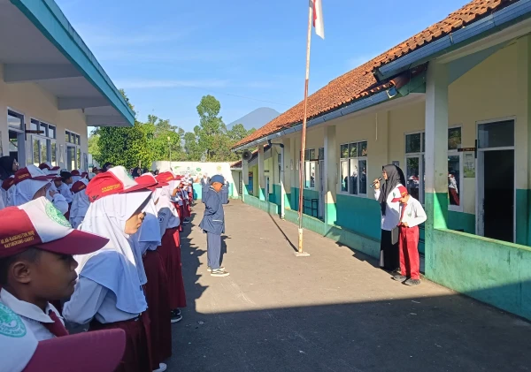 Kolaborasi Lintas Jenjang, Siswa MI dan MTs Plus Ar-Raudhotun Nur Bersatu Menjadi Petugas Upacara