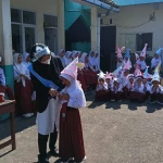 Mendorong Kepercayaan Diri Murid Baru, MIS AR-RAUDHOTUN NUR Perkuat Adaptasi Melalui Perkenalan di Hadapan Kakak Kelas