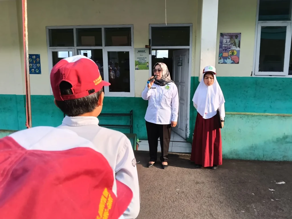 Semangat Kebhinekaan Menggema dalam Upacara Bendera di MIS Ar-Raudhotun Nur