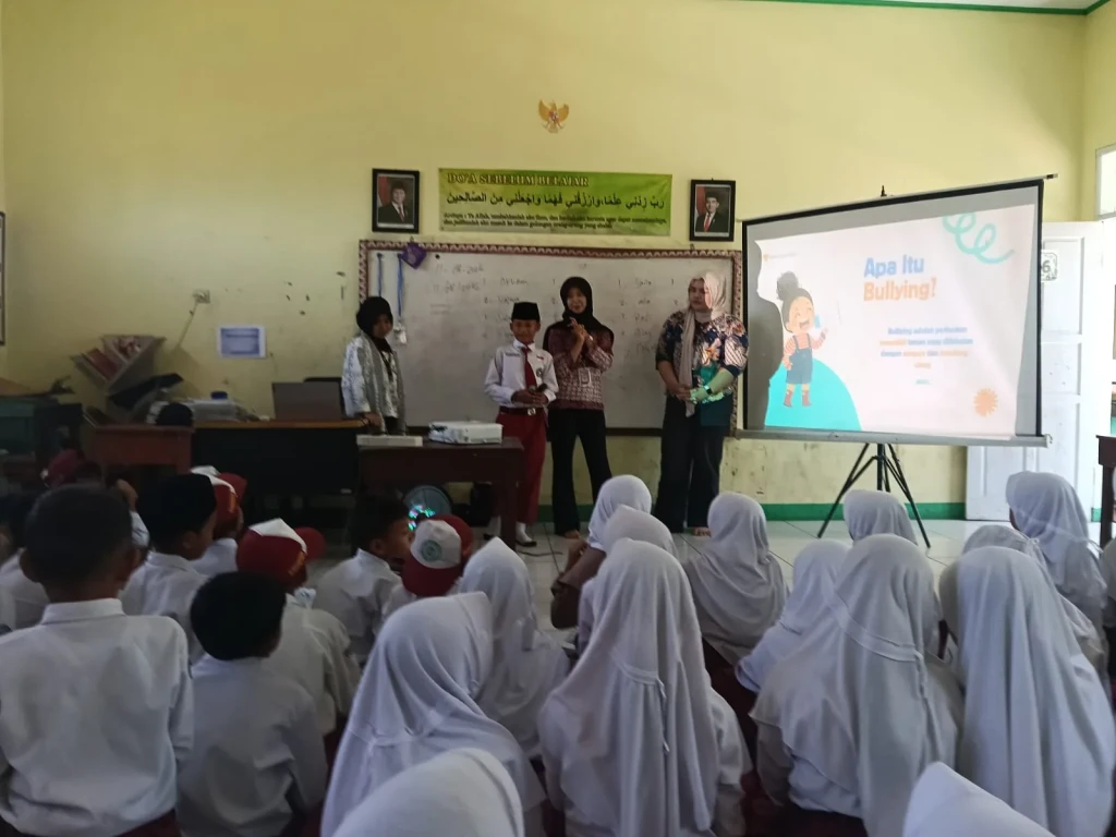 Mahasiswa KKN Tematik UNIGA Kelompok 16 Ajak Siswa MIS AR-RAUDHOTUN NUR Ciptakan Lingkungan Bebas Bullying