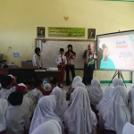 Mahasiswa KKN Tematik UNIGA Kelompok 16 Ajak Siswa MIS AR