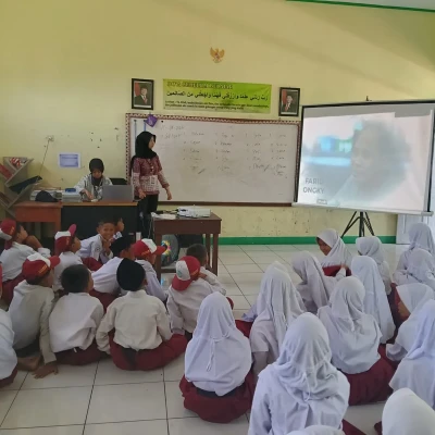KKN Tematik Universitas Garut Kelompok 16 Hadir di MIS Ar-Raudhotun Nur, Kampanyekan Anti-Bullying dan Bangun Cinta kepada Orang Tua