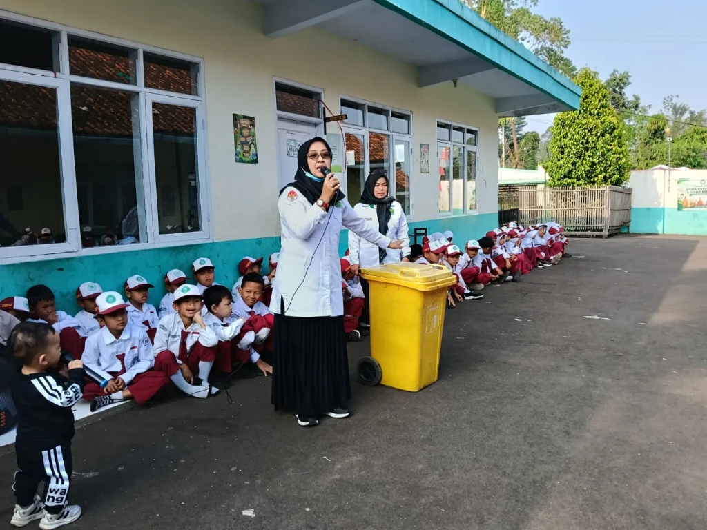 MIS Ar-Raudhotun Nur Hadirkan Program MIRUN, Gerakan Miceun Runtah untuk Wujudkan Lingkungan Madrasah Bersih dan Peduli Lingkungan