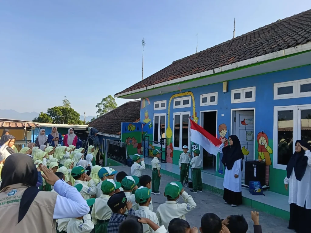 Menanamkan Nasionalisme Sejak Dini, RA Ar-Raudhotun Nur Gelar Pengibaran Bendera Merah Putih