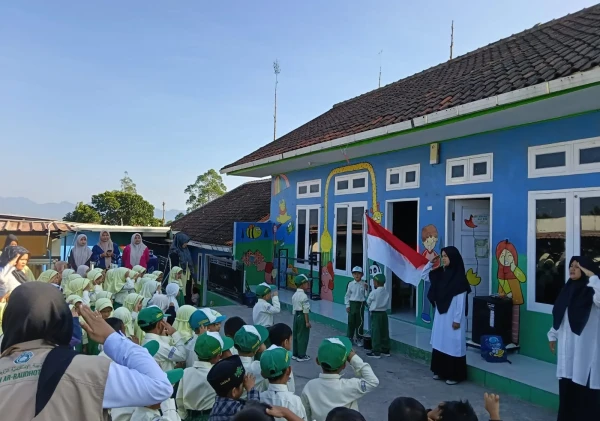 Menanamkan Nasionalisme Sejak Dini, RA Ar-Raudhotun Nur Gelar Pengibaran Bendera Merah Putih